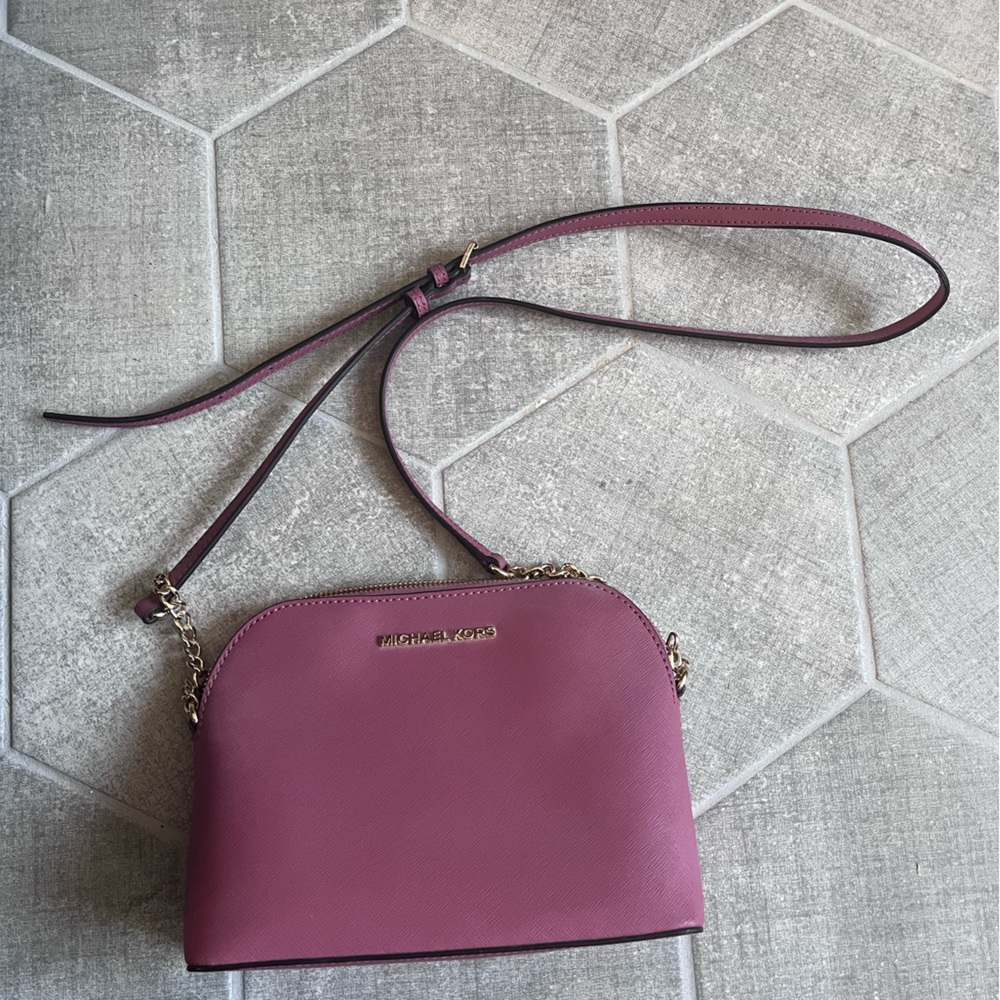 like new pink Micheal Kors purse! adjustable straps and gold chain detail!